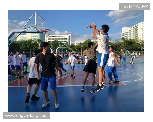 青岛男篮暖心短片展现追风少年与篮球传奇的代际传承故事